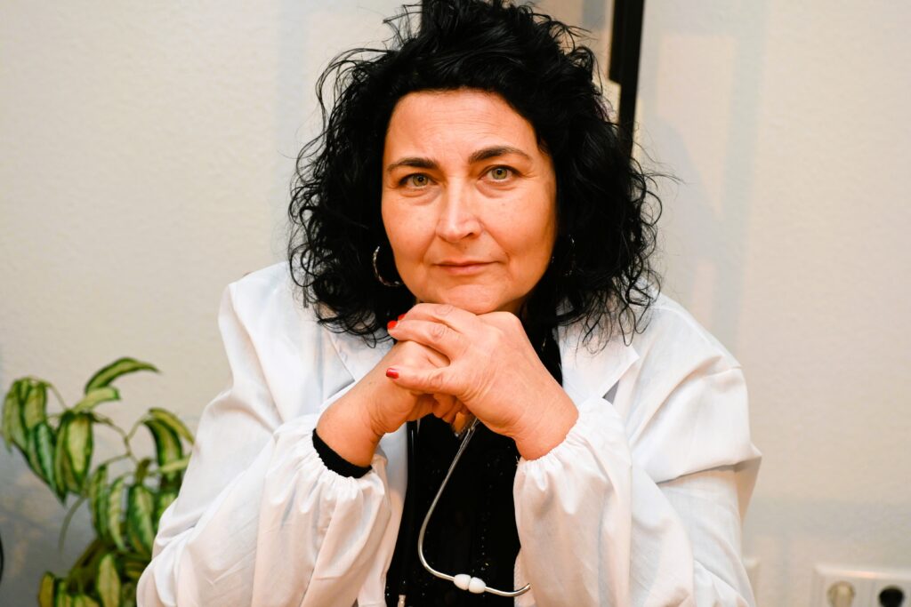 pexels-photo-36064753-36064753 Female doctor in a medical office in Weinstadt, Germany, exemplifying professionalism and care.